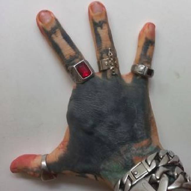 Смотрите, как выглядит дедушка, который превратил себя в &quot;инопланетного дьявола&quot;